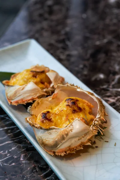 Delicioso Plato Japonés Cangrejo Parrilla Con Queso —  Fotos de Stock