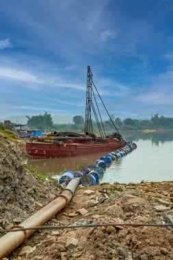 Terk edilmiş balıkçı teknesi nehir kıyısında mahsur kalmış.