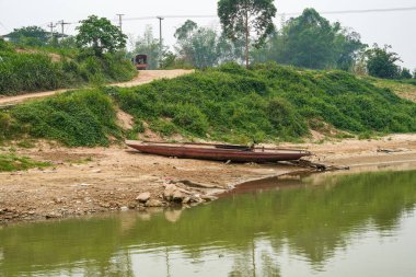 Terk edilmiş balıkçı teknesi nehir kıyısında mahsur kalmış.