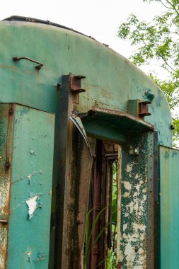 Bir yığın paslı tren vagonu ormanda terk edilmiş.