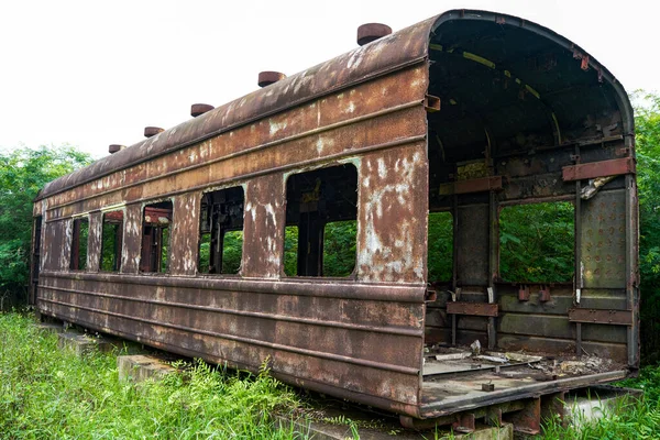 森の中に捨てられた錆びた電車の馬車 — ストック写真