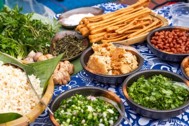 Guilin, Guangxi 'deki Zhuang uyruğunun özel lezzeti, yağlı çay kamelyası ve ham maddeler.