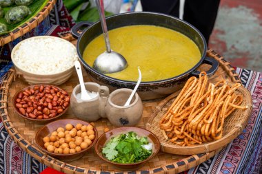 Guilin, Guangxi 'deki Zhuang uyruğunun özel lezzeti, yağlı çay kamelyası ve ham maddeler.