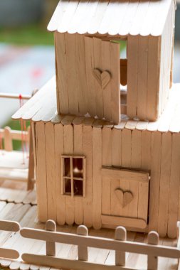 Bambu çubuklarından yapılmış el yapımı küçük evler.