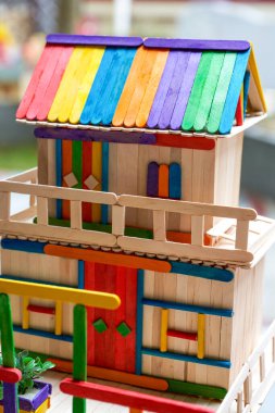 Bambu çubuklarından yapılmış el yapımı küçük evler.