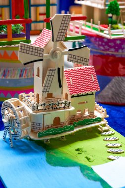 Bambu çubuklarından yapılmış el yapımı küçük evler.