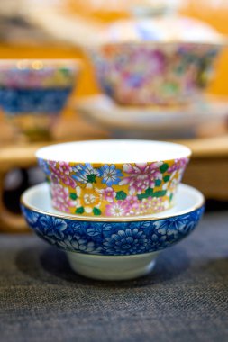 Çin tarzı çaydanlıklar, fincanlar ve çeşitli çay takımları.