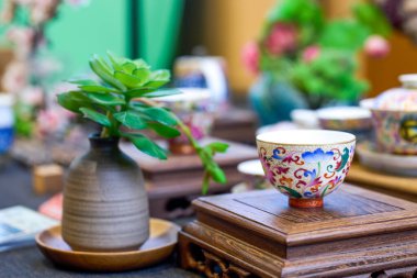 Çin tarzı çaydanlıklar, fincanlar ve çeşitli çay takımları.