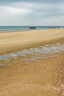 Plaj desenleri ve sahildeki küçük nehirler denizin alçak gelgitleriyle oluşmuş.