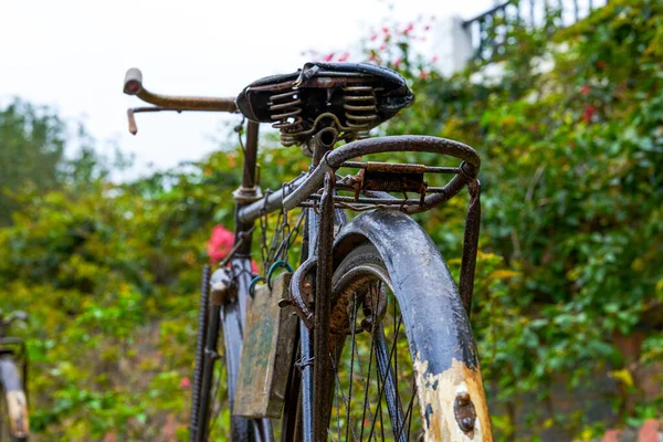 Primer Plano Parcial General Una Vieja Bicicleta Oxidada — Foto de Stock