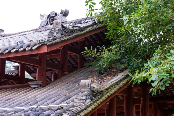 Tradiční Čínský Dlaždicový Dům Dřevěnou Konstrukcí Kachlová Střecha — Stock fotografie