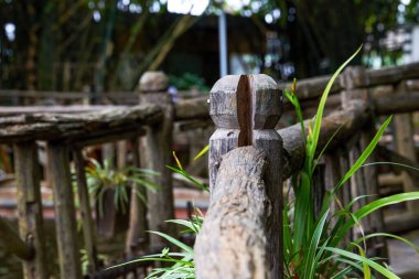 Göldeki köprünün korkuluklarına taş oymaları yakın plan.