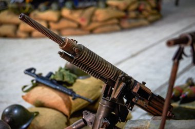 Askeri yaz kampında ağır makineli tüfek modelinin yakın çekimi.