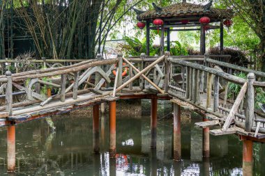 Havuz kenarındaki ahşap bina geçidi.