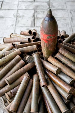 Askeri bir yaz kampında havan ve top mermilerinin yakın çekimi.