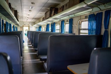 Terk edilmiş bir tren yolcu vagonu koltuğunun yakın çekimi.