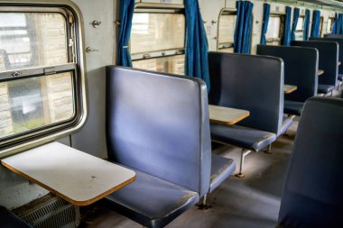 Terk edilmiş bir tren yolcu vagonu koltuğunun yakın çekimi.