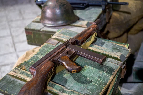 Primo Piano Del Modello Fucile Assalto Nel Campo Estivo Militare — Foto Stock