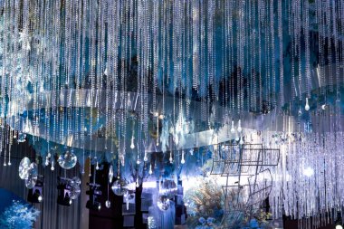 Modern düğün sahnesi, mavi cam lamba tavan