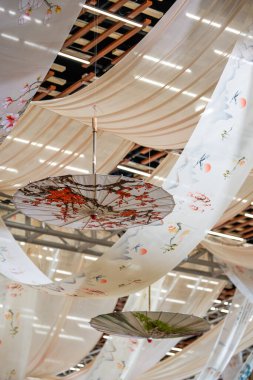 Modern düğün sahnesi, yeni Çin perdesi ve ahşap dekorasyon.