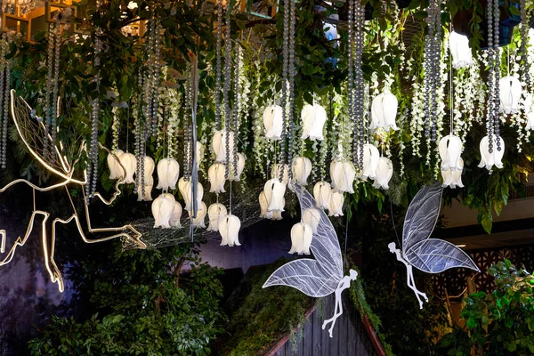 Modern Düğün Sahnesi Aşk Yeşil Bitki Kristal Işıkları Melek Tanrıçası — Stok fotoğraf