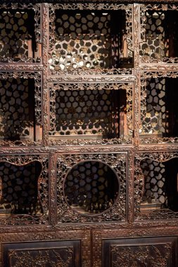 Lingnan tarzı, Guangdong, Çin 'de oyulmuş maun mobilya ve detaylar yakın plan.