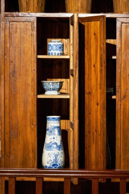 Carved mahogany cabinet and porcelain vase in Lingnan style, Guangdong, China