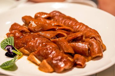 A delicious classic Cantonese dish, soy sauce king pig intestines, braised seven inches