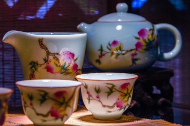 Çin geleneksel çay seti, çaydanlık ve çay fincanı.