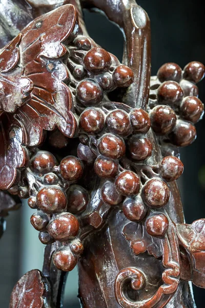 Částečná Detailní Záběr Vinné Révy Vytesané Mahagonem Vynikající Řezba Dřeva — Stock fotografie