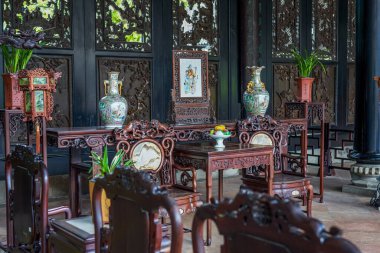 Guangzhou 'daki Chen Klanının Atalarının Salonunda nefis oyulmuş maun mobilyalar.