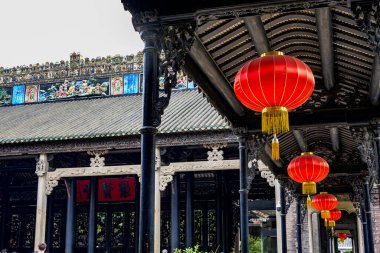 Guangzhou Chen Klanı Akademisi 'nin oyma ahşap binaları ve kırmızı fenerleri.