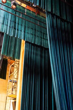 Oditoryum sahnesindeki dev perdenin yakın çekimi.