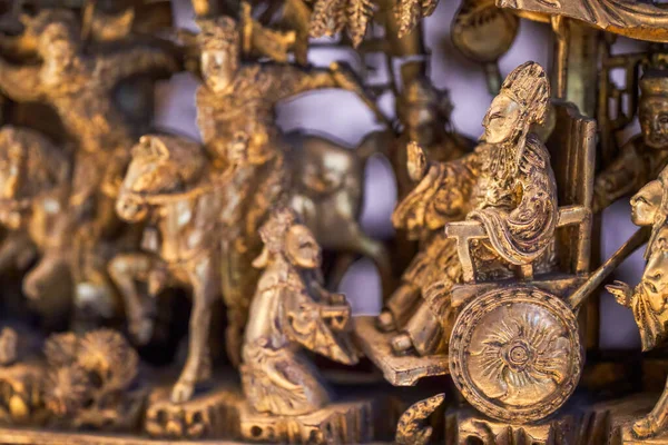 Geleneksel Çin figürlerinden oluşan canlı bir grup tahta oyma, oyma sanatı