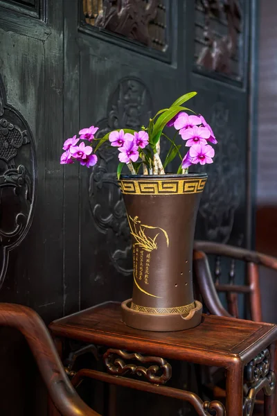 Sala Estar Tradicional Chinesa Com Móveis Mogno Vasos Tradicionais Orquídeas — Fotografia de Stock