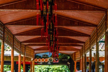 Çin geleneksel koridoru boyalı saray fenerleriyle Çin, Guangzhou, Çin