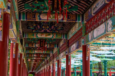 Çin geleneksel koridoru boyalı saray fenerleriyle Çin, Guangzhou, Çin