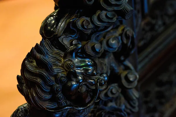 Chinois Traditionnel Acajou Sculpté Meubles Close Tête Dragon Sculpture Sur — Photo