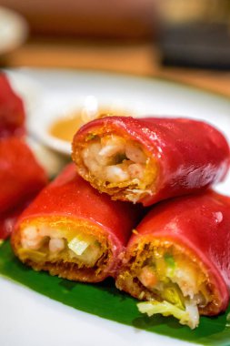 Guangzhou Kantonunun klasik Çin çayı, karides ve kırmızı pirinç ruloları.