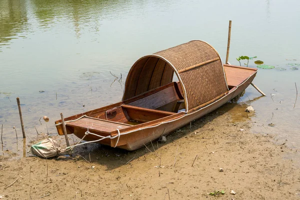 Barco Pesca Bambu Retro Junto Rio Barco Usado Pelos Pescadores — Fotografia de Stock