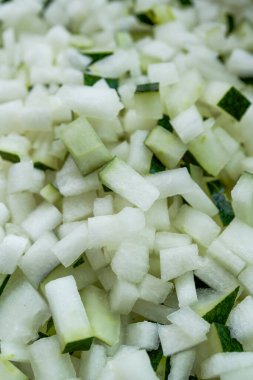 Kış karpuzu çayı yapma adımları, doğranmış karpuz yakın plan.