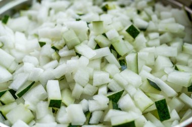 Kış karpuzu çayı yapma adımları, doğranmış karpuz yakın plan.