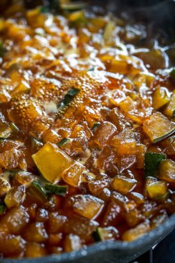 Karpuz çayı, karpuz taneleri ve esmer şeker yapma adımları bir tencerede kaynatılır.