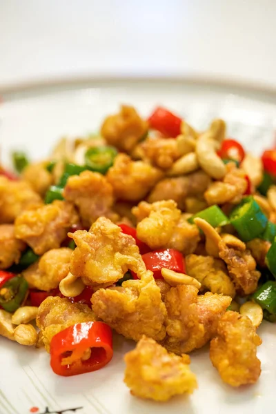 一道美味的中国菜 油炸鸡爪加盐和胡椒 — 图库照片