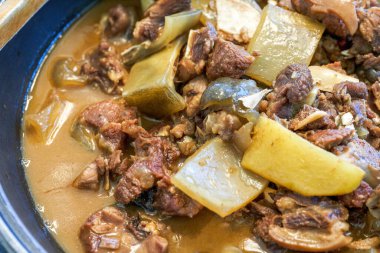 Lezzetli bir Çin yemeği, mis kokulu soslu haşlanmış kaplumbağa.