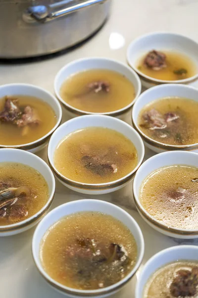 Pelayan Hotel Akan Membagi Sup Ikan Lapis Baja Dan Sup — Stok Foto