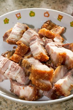 Bir tabak Çin güveci, yakın plan kızarmış domuz eti.