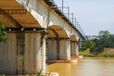 Nanning, Guangxi, Çin 'deki Yongjiang Nehri üzerindeki demiryolu köprüsüne yakın çekim.