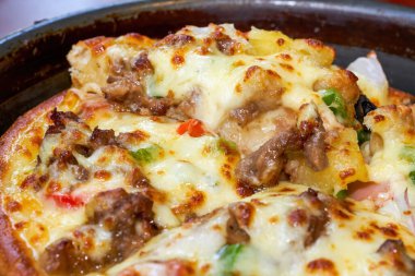 Lezzetli bir İtalyan geleneksel peynirli pizzasının yakın çekimi.