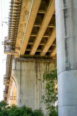 Nanning, Guangxi, Çin 'deki Yongjiang Nehri üzerindeki demiryolu köprüsüne yakın çekim.
